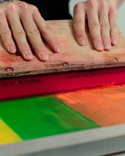 imgi_1_persona-sosteniendo-tablero-madera-marron_250224-22